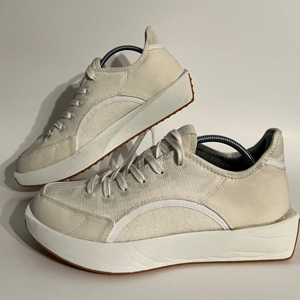 Allbirds Women’s Risers Sneakers, size 10. Cream off-white, white soles.